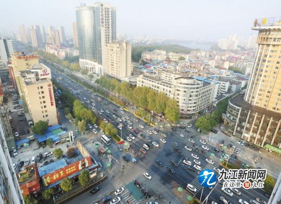 经过整治，市区雅阁泰十字路口在早高峰时段车辆通行有序，拥堵现象有明显改善。（九江日报记者 张驰 摄）